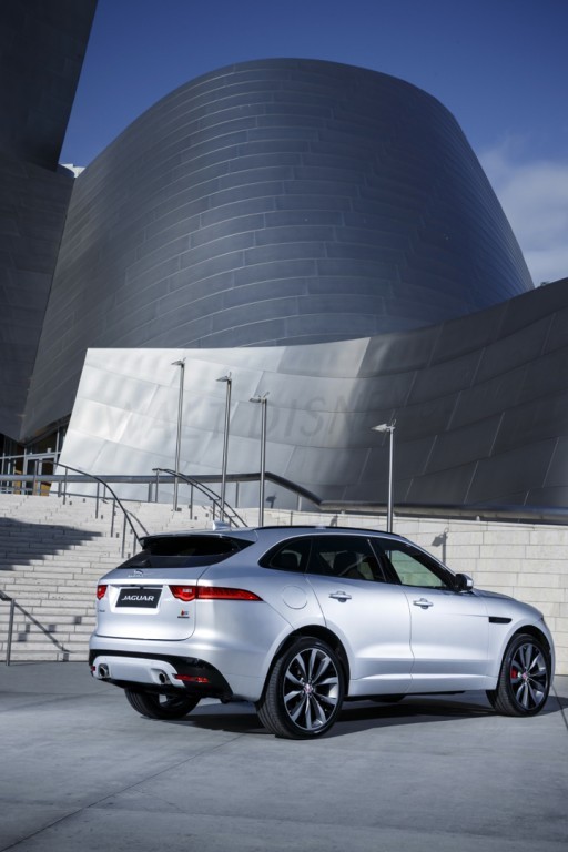 Jaguar_F-PACE_LA_016.jpg