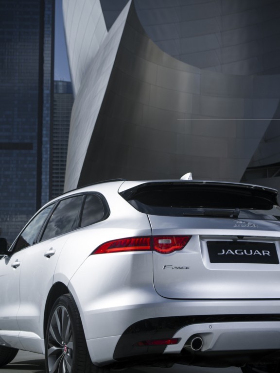 Jaguar_F-PACE_LA_018.jpg