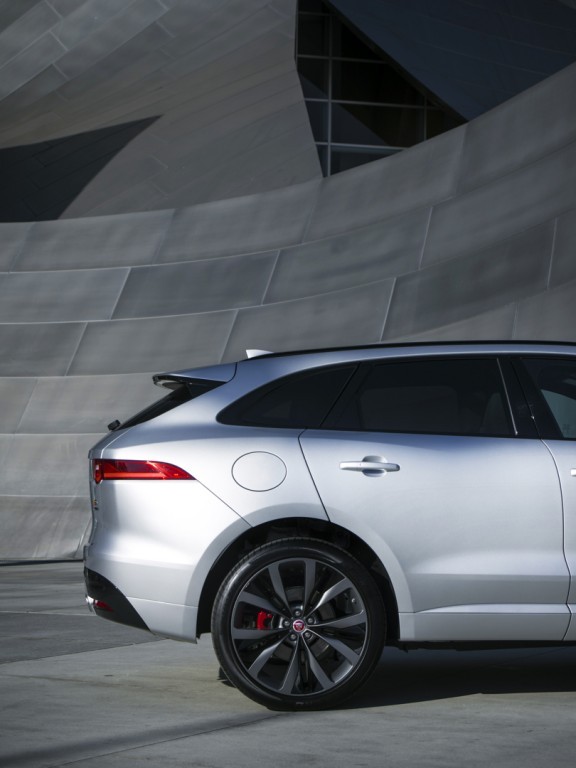 Jaguar_F-PACE_LA_019.jpg