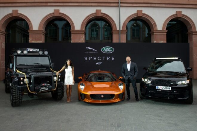 SVETOVÁ PREMIÉRA BONDOVSKÝCH VOZIDIEL JAGUAR LAND ROVER
