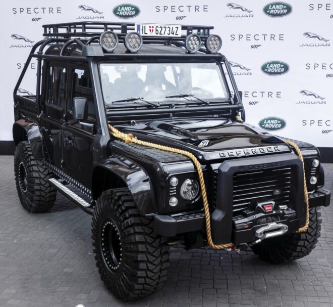 SVETOVÁ PREMIÉRA BONDOVSKÝCH VOZIDIEL JAGUAR LAND ROVER