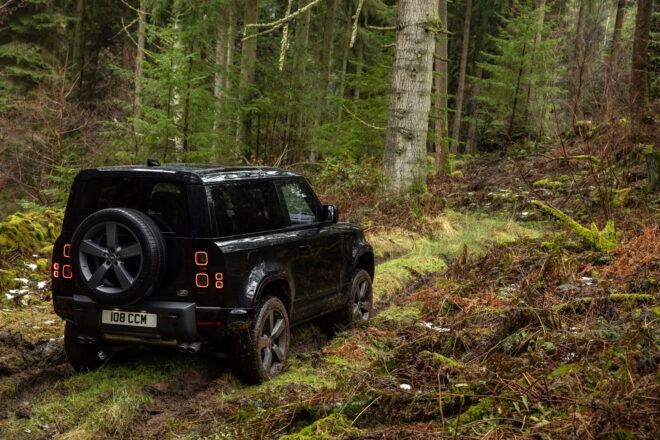 Nový výkonný DEFENDER V8 a exkluzívne špeciálne edície rozširujú ponuku