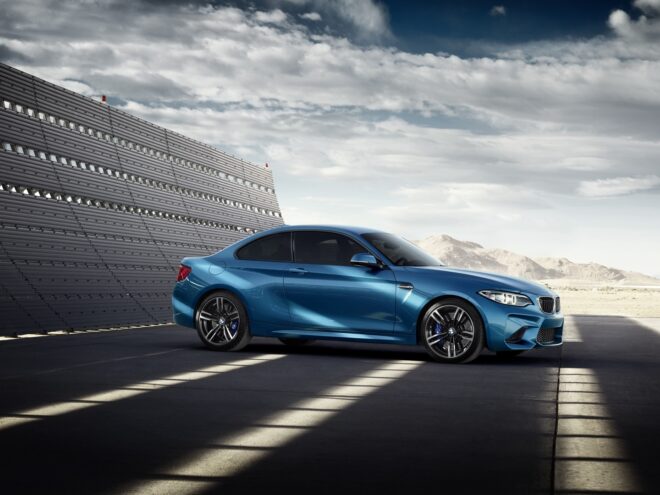 „Eyes on Gigi“. Krátky film, v ktorom zažiari skvelá choreografia BMW M2 so supermodelkou Gigi Hadidovou.