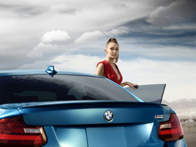 „Eyes on Gigi“. Krátky film, v ktorom zažiari skvelá choreografia BMW M2 so supermodelkou Gigi Hadidovou.