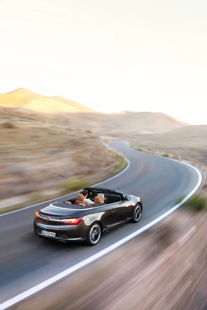 Nový Opel Cascada: štvormiestny kabriolet s plátennou strechou a motorom 1.6 Turbo