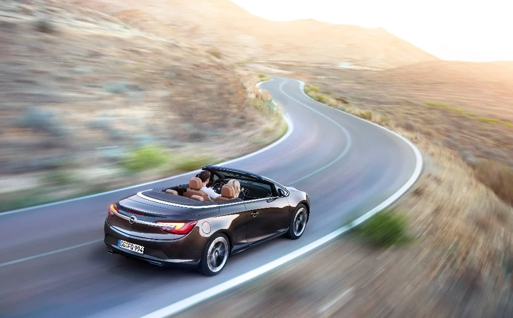 Nový Opel Cascada: štvormiestny kabriolet s plátennou strechou a motorom 1.6 Turbo