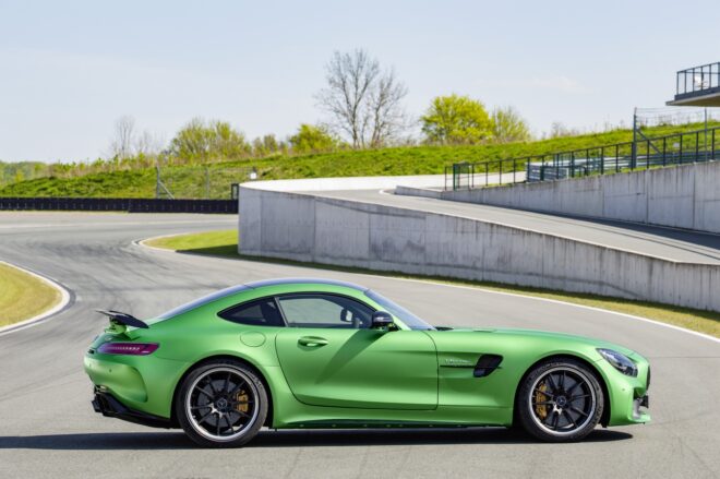 Mercedes-AMG GT R na bežné cesty s génmi pretekára