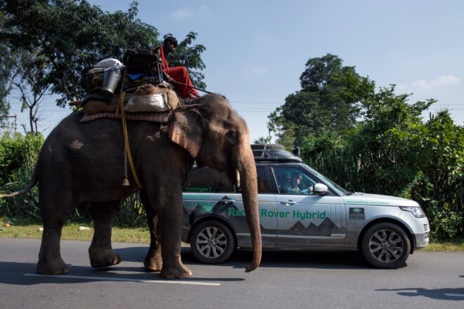 Tri hybridné Range Rovery dorazili do Bombaja.