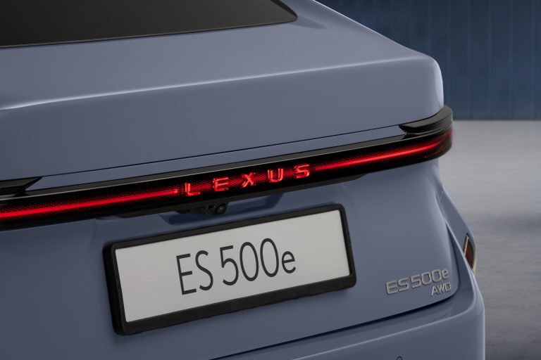 EURÓPSKA PREMIÉRA – NOVÝ LEXUS ES POSÚVA ŠTÝL, LUXUS A KULTIVOVANOSŤ SEDANU NA VYŠŠIU ÚROVEŇ