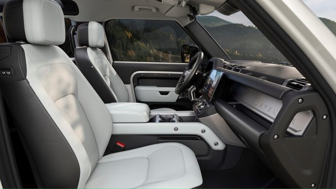 Vylepšený Defender: Nezastaviteľný model s pohonom 4 × 4 je teraz ešte výnimočnejší a jednoduchšie používateľný