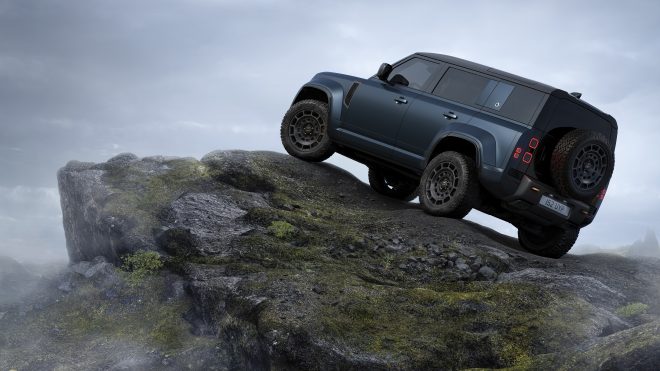 Vylepšený Defender: Nezastaviteľný model s pohonom 4 × 4 je teraz ešte výnimočnejší a jednoduchšie používateľný
