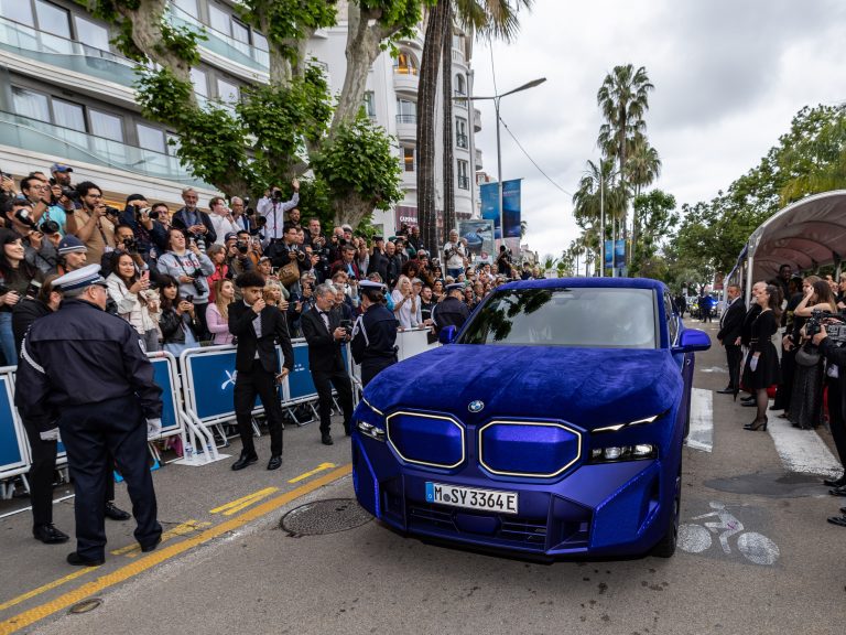P90550203_highRes_the-bmw-xm-allure-ca
