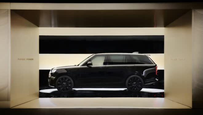POCTA DIZAJNOVEJ ČISTOTE: RANGE ROVER SV BLACK DEBUTUJE NA DESIGN MIAMI