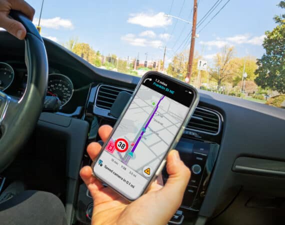 Analýza IIHS: Používanie mobilov pri prekračovaní rýchlosti výrazne stúpa