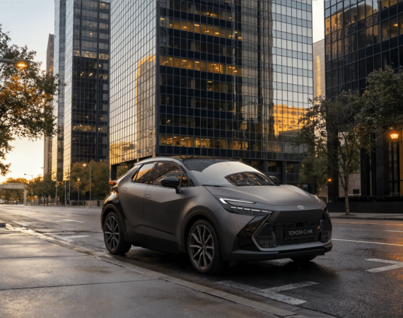 Toyota C-HR GR SPORT oslavuje 10 rokov s novým odtieňom Onyx Grey matte a 20-palcovými kolesami