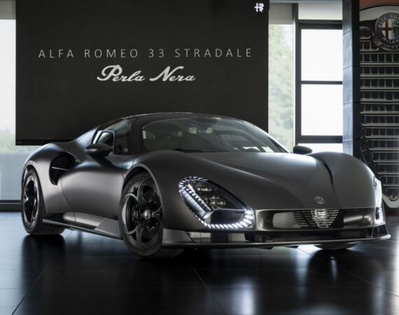 Alfa Romeo 33 Stradale Perla Nera® má jedinečnú podobu z odhaleného karbónu