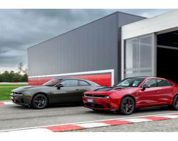 Dodge Charger je späť: nová generácia stavia na dvoch pohonoch a štandardnom pohone všetkých kolies