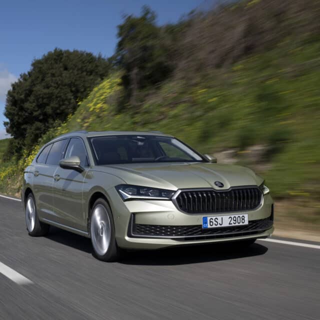 Škoda Superb oslavuje 25 rokov od svetovej premiéry a ponúka najširšiu paletu pohonov v histórii