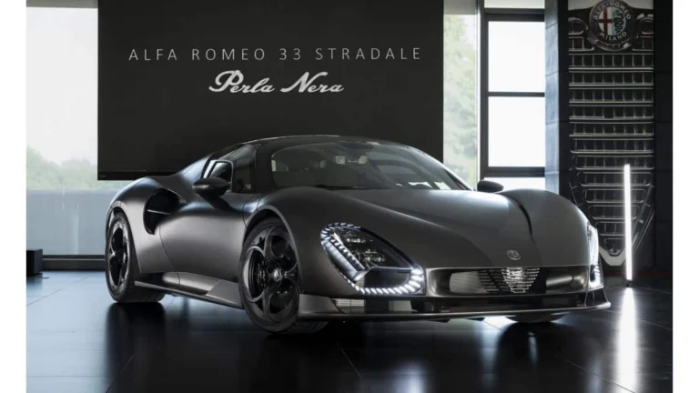 Alfa Romeo 33 Stradale Perla Nera® má jedinečnú podobu z odhaleného karbónu