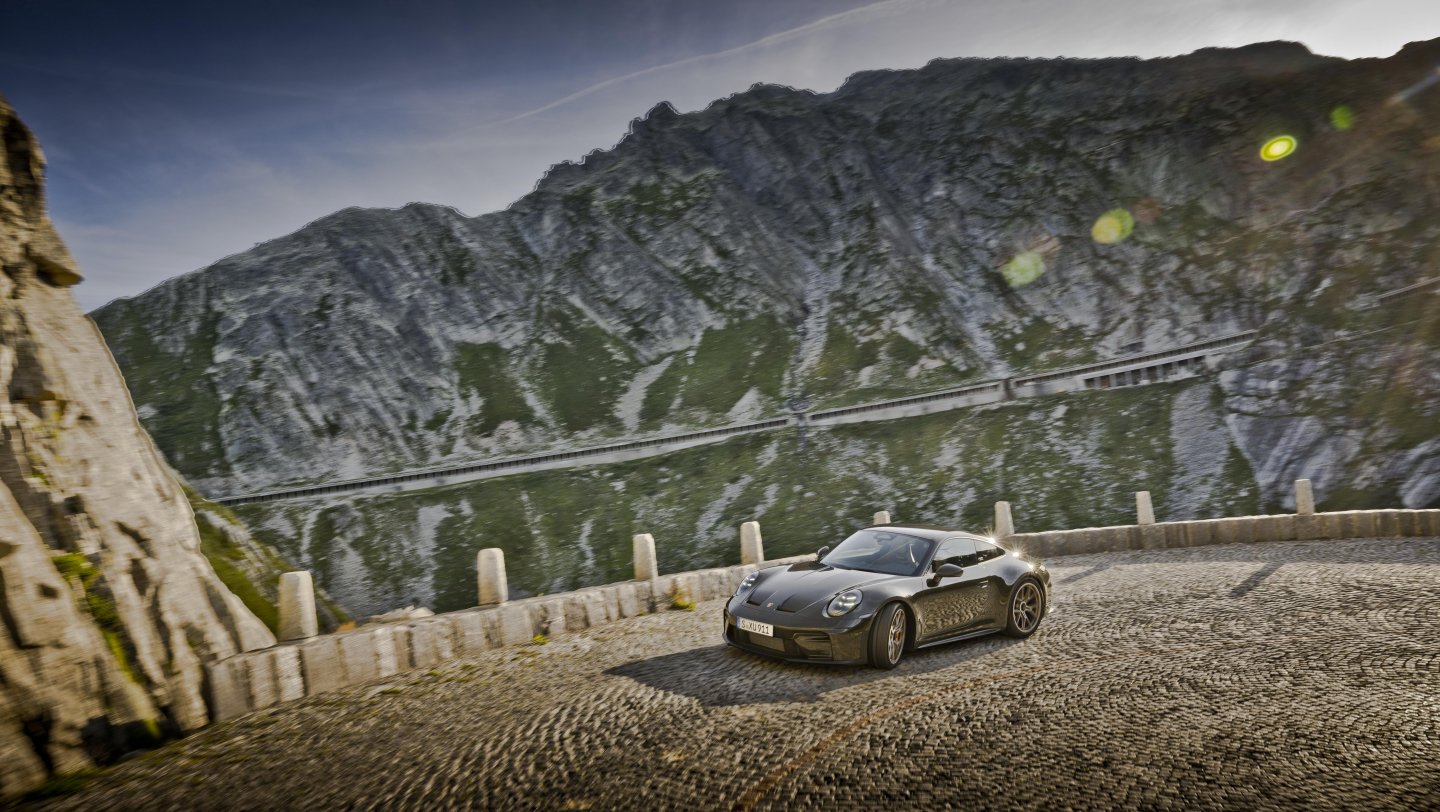 Porsche uvádza novú trhovú edíciu 911 GT3 Bergsport pre zákazníkov v Rakúsku, Francúzsku, Taliansku a Švajčiarsku. Špeciál má dizajn inšpirovaný Alpami, prvky z programu Exclusive Manufaktur, manuálnu šesťstupňovú prevodovku a premiéru na Arosa ClassicCar 4. septembra 2026.