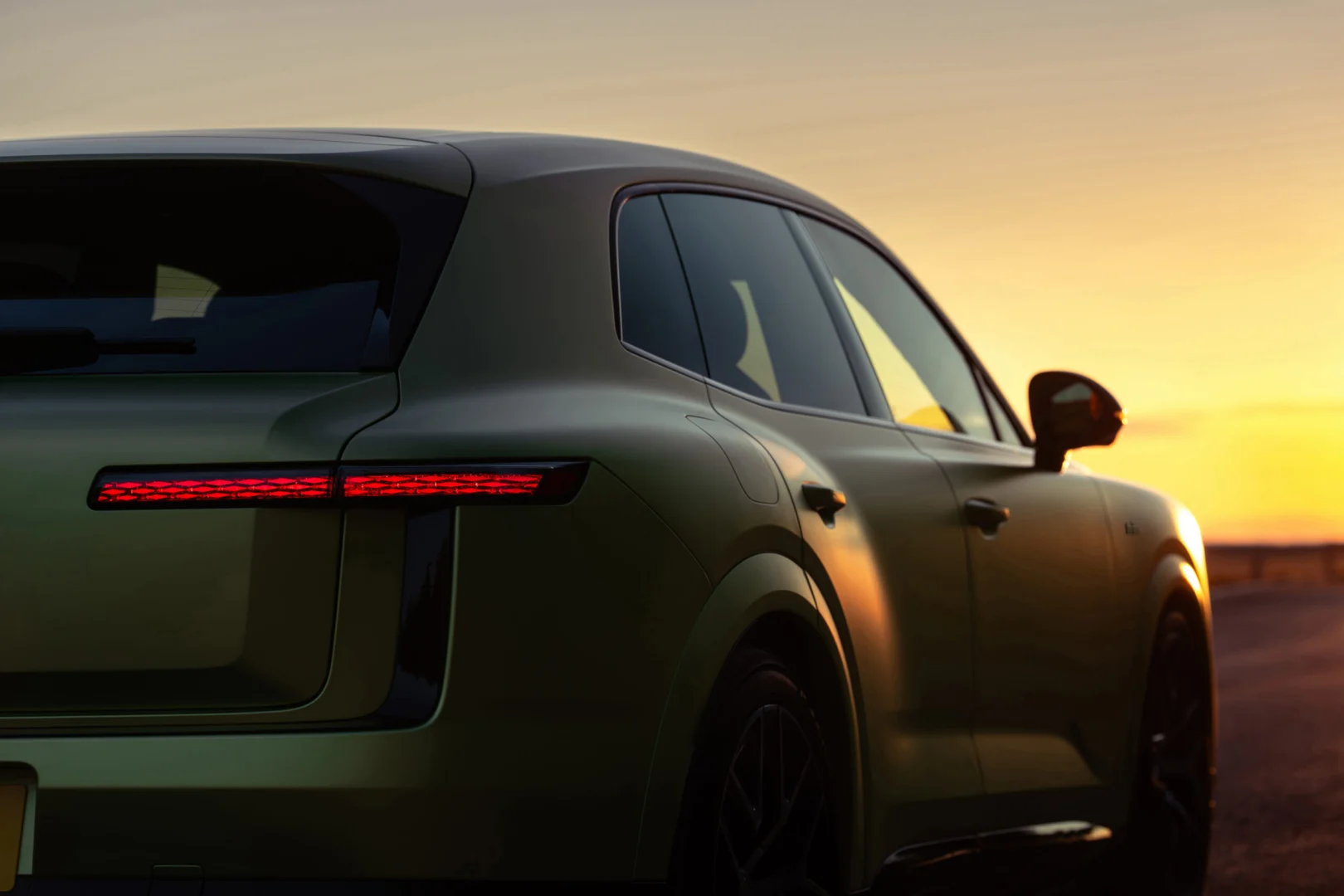 Bentley predstavil Torcal ako svoj štvrtý modelový rad a zároveň prvý model s čisto elektrickým pohonom. Novinka prichádza vo verziách Core a S, ponúka výkon až 888 koní, dojazd do 600 km a viaceré nové prvky v podvozku, interiéri aj výbave.