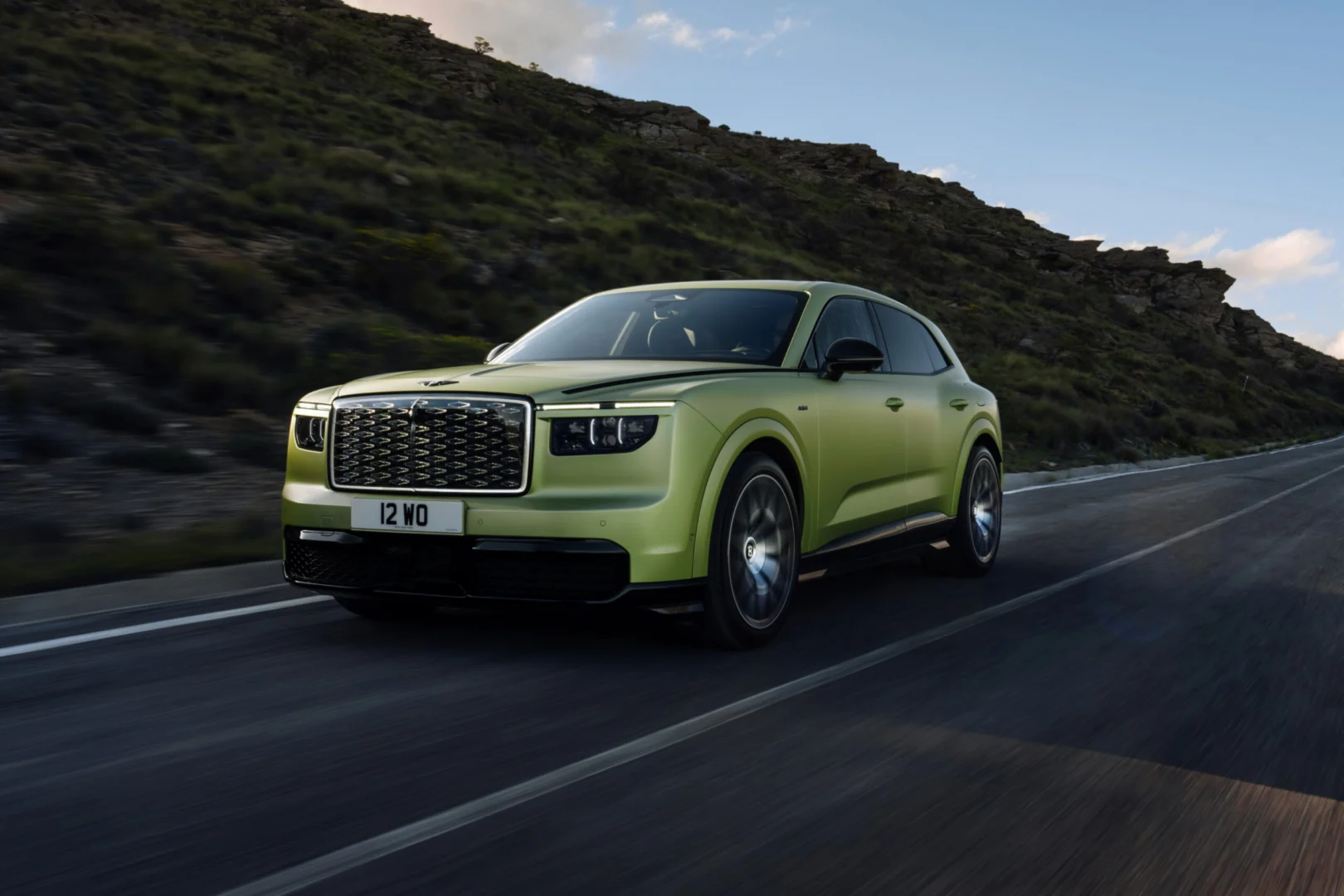 Bentley predstavil Torcal ako svoj štvrtý modelový rad a zároveň prvý model s čisto elektrickým pohonom. Novinka prichádza vo verziách Core a S, ponúka výkon až 888 koní, dojazd do 600 km a viaceré nové prvky v podvozku, interiéri aj výbave.