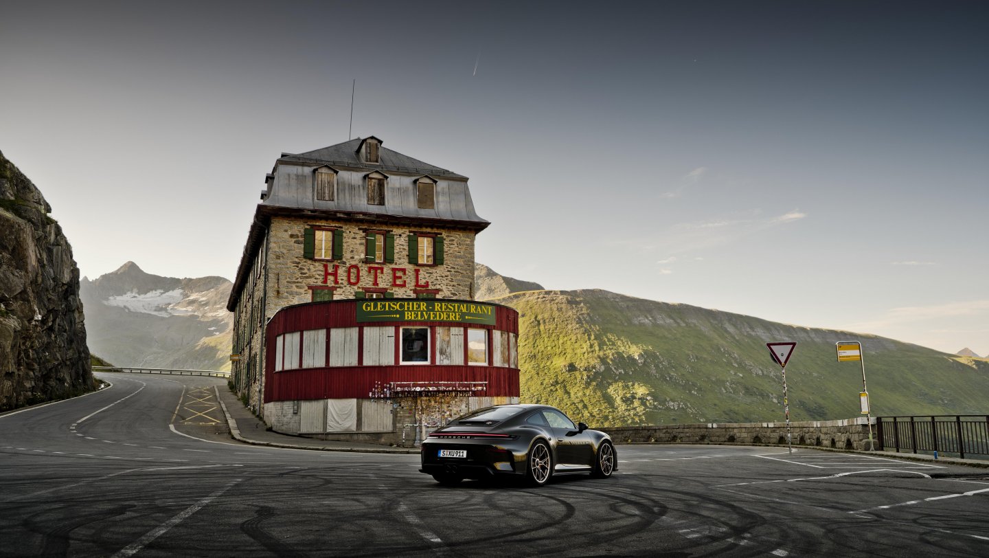 Porsche uvádza novú trhovú edíciu 911 GT3 Bergsport pre zákazníkov v Rakúsku, Francúzsku, Taliansku a Švajčiarsku. Špeciál má dizajn inšpirovaný Alpami, prvky z programu Exclusive Manufaktur, manuálnu šesťstupňovú prevodovku a premiéru na Arosa ClassicCar 4. septembra 2026.