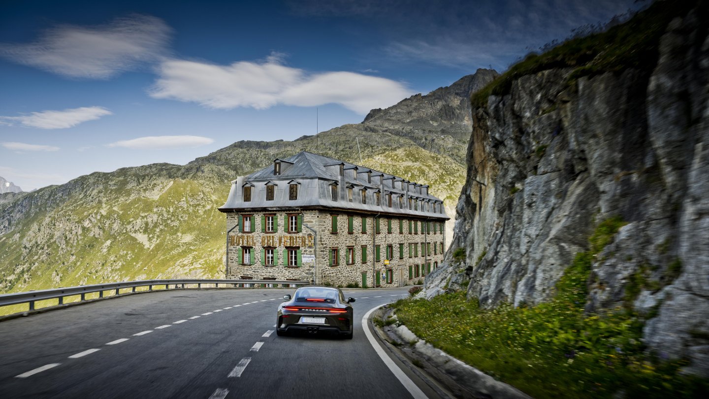 Porsche uvádza novú trhovú edíciu 911 GT3 Bergsport pre zákazníkov v Rakúsku, Francúzsku, Taliansku a Švajčiarsku. Špeciál má dizajn inšpirovaný Alpami, prvky z programu Exclusive Manufaktur, manuálnu šesťstupňovú prevodovku a premiéru na Arosa ClassicCar 4. septembra 2026.