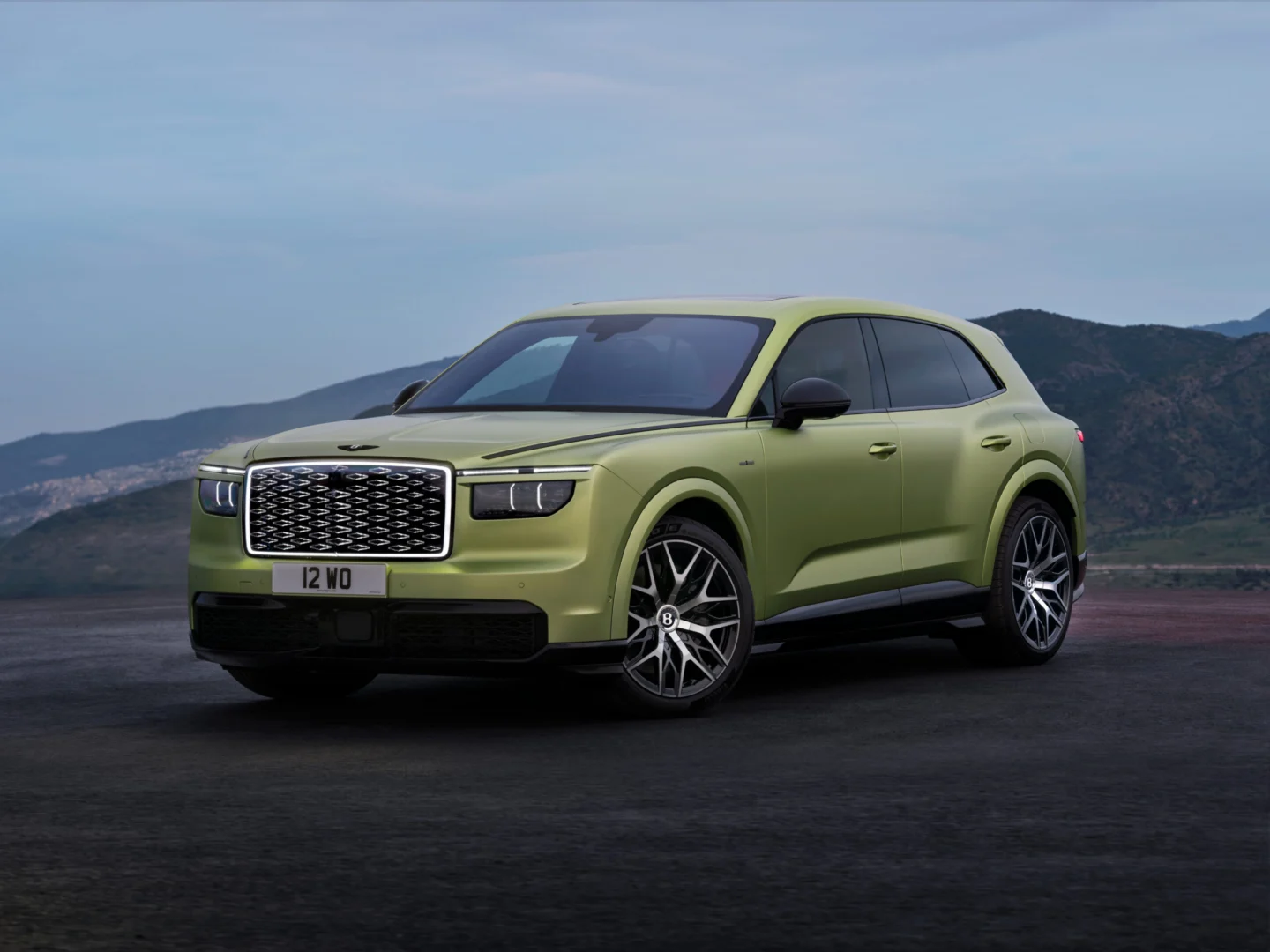 Bentley predstavil Torcal ako svoj štvrtý modelový rad a zároveň prvý model s čisto elektrickým pohonom. Novinka prichádza vo verziách Core a S, ponúka výkon až 888 koní, dojazd do 600 km a viaceré nové prvky v podvozku, interiéri aj výbave.