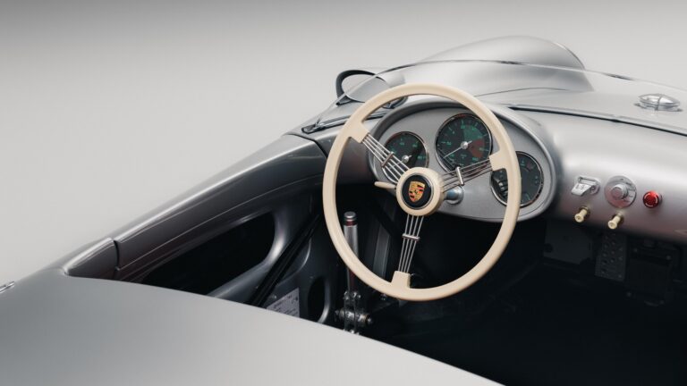 Hedley Studios spolu s Porsche pripravil oficiálne licencovanú podobu Porsche 550 Spyder v podobe modelu 550 J. Limitovaná séria 250 kusov, elektrický pohon, ručná výroba v Británii a množstvo možností prispôsobenia ju cieli na zberateľov a dizajnových nadšencov.