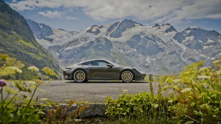 Porsche uvádza novú trhovú edíciu 911 GT3 Bergsport pre zákazníkov v Rakúsku, Francúzsku, Taliansku a Švajčiarsku. Špeciál má dizajn inšpirovaný Alpami, prvky z programu Exclusive Manufaktur, manuálnu šesťstupňovú prevodovku a premiéru na Arosa ClassicCar 4. septembra 2026.