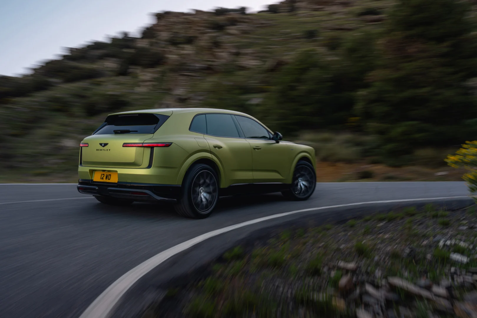 Bentley predstavil Torcal ako svoj štvrtý modelový rad a zároveň prvý model s čisto elektrickým pohonom. Novinka prichádza vo verziách Core a S, ponúka výkon až 888 koní, dojazd do 600 km a viaceré nové prvky v podvozku, interiéri aj výbave.