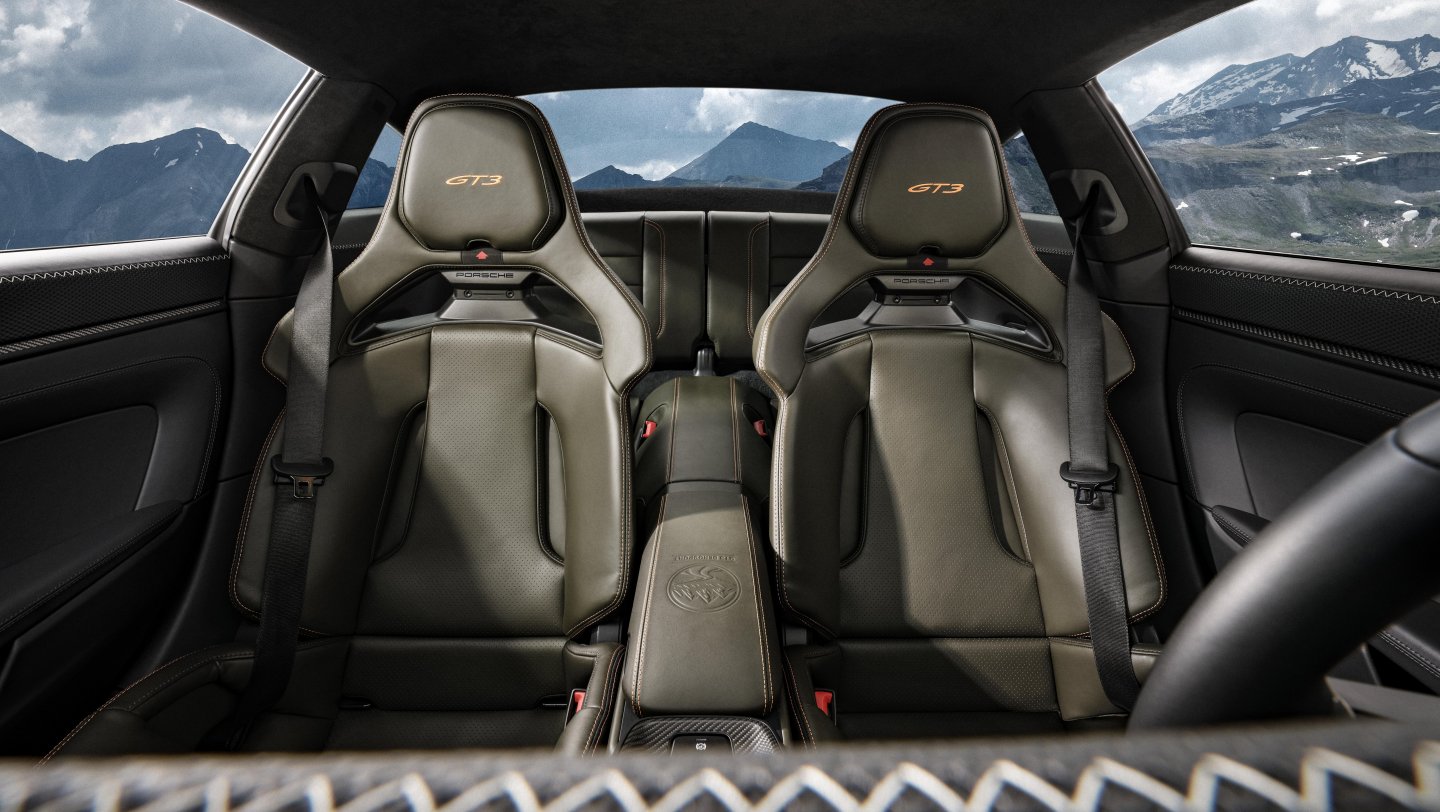 Porsche uvádza novú trhovú edíciu 911 GT3 Bergsport pre zákazníkov v Rakúsku, Francúzsku, Taliansku a Švajčiarsku. Špeciál má dizajn inšpirovaný Alpami, prvky z programu Exclusive Manufaktur, manuálnu šesťstupňovú prevodovku a premiéru na Arosa ClassicCar 4. septembra 2026.