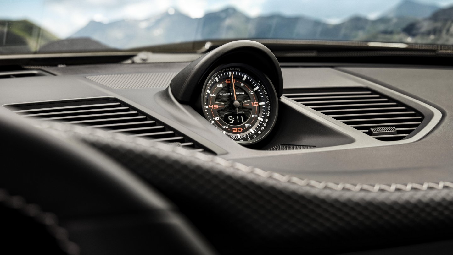 Porsche uvádza novú trhovú edíciu 911 GT3 Bergsport pre zákazníkov v Rakúsku, Francúzsku, Taliansku a Švajčiarsku. Špeciál má dizajn inšpirovaný Alpami, prvky z programu Exclusive Manufaktur, manuálnu šesťstupňovú prevodovku a premiéru na Arosa ClassicCar 4. septembra 2026.