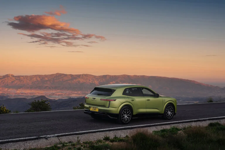 Bentley predstavil Torcal ako svoj štvrtý modelový rad a zároveň prvý model s čisto elektrickým pohonom. Novinka prichádza vo verziách Core a S, ponúka výkon až 888 koní, dojazd do 600 km a viaceré nové prvky v podvozku, interiéri aj výbave.
