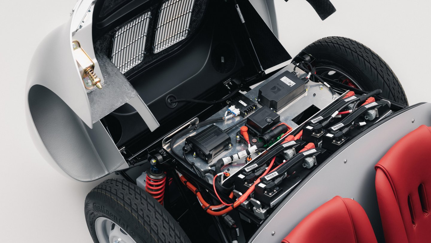 Hedley Studios spolu s Porsche pripravil oficiálne licencovanú podobu Porsche 550 Spyder v podobe modelu 550 J. Limitovaná séria 250 kusov, elektrický pohon, ručná výroba v Británii a množstvo možností prispôsobenia ju cieli na zberateľov a dizajnových nadšencov.
