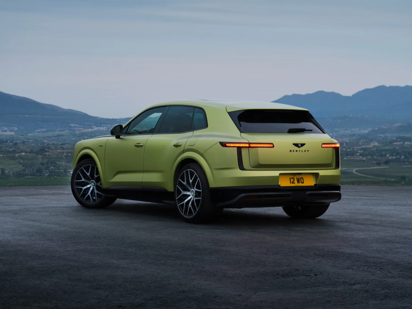 Bentley predstavil Torcal ako svoj štvrtý modelový rad a zároveň prvý model s čisto elektrickým pohonom. Novinka prichádza vo verziách Core a S, ponúka výkon až 888 koní, dojazd do 600 km a viaceré nové prvky v podvozku, interiéri aj výbave.
