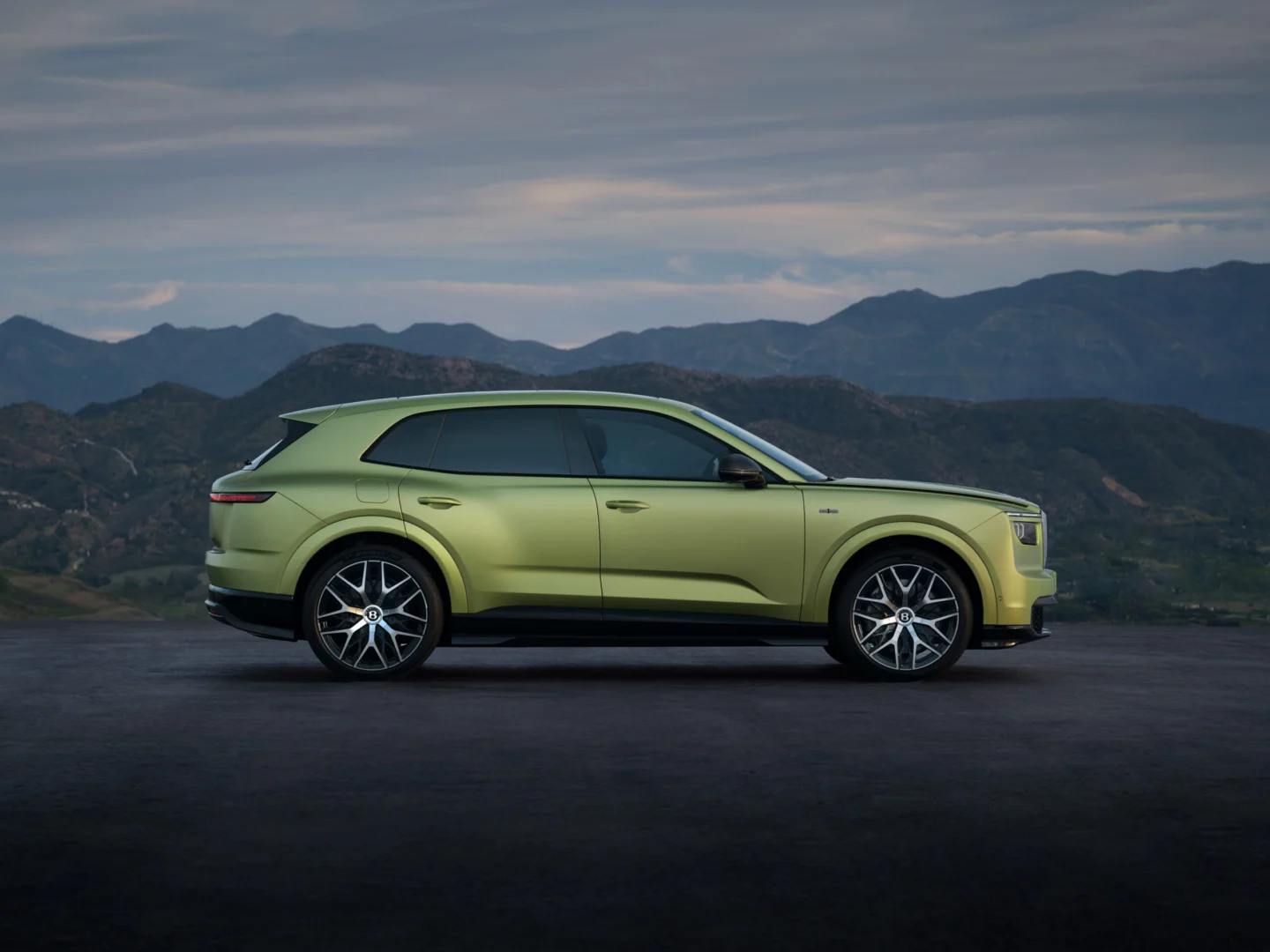 Bentley predstavil Torcal ako svoj štvrtý modelový rad a zároveň prvý model s čisto elektrickým pohonom. Novinka prichádza vo verziách Core a S, ponúka výkon až 888 koní, dojazd do 600 km a viaceré nové prvky v podvozku, interiéri aj výbave.