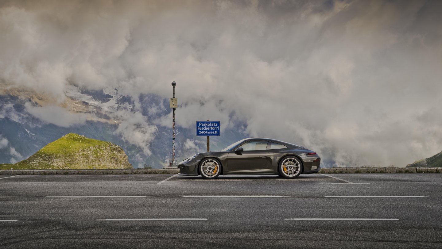 Porsche uvádza novú trhovú edíciu 911 GT3 Bergsport pre zákazníkov v Rakúsku, Francúzsku, Taliansku a Švajčiarsku. Špeciál má dizajn inšpirovaný Alpami, prvky z programu Exclusive Manufaktur, manuálnu šesťstupňovú prevodovku a premiéru na Arosa ClassicCar 4. septembra 2026.