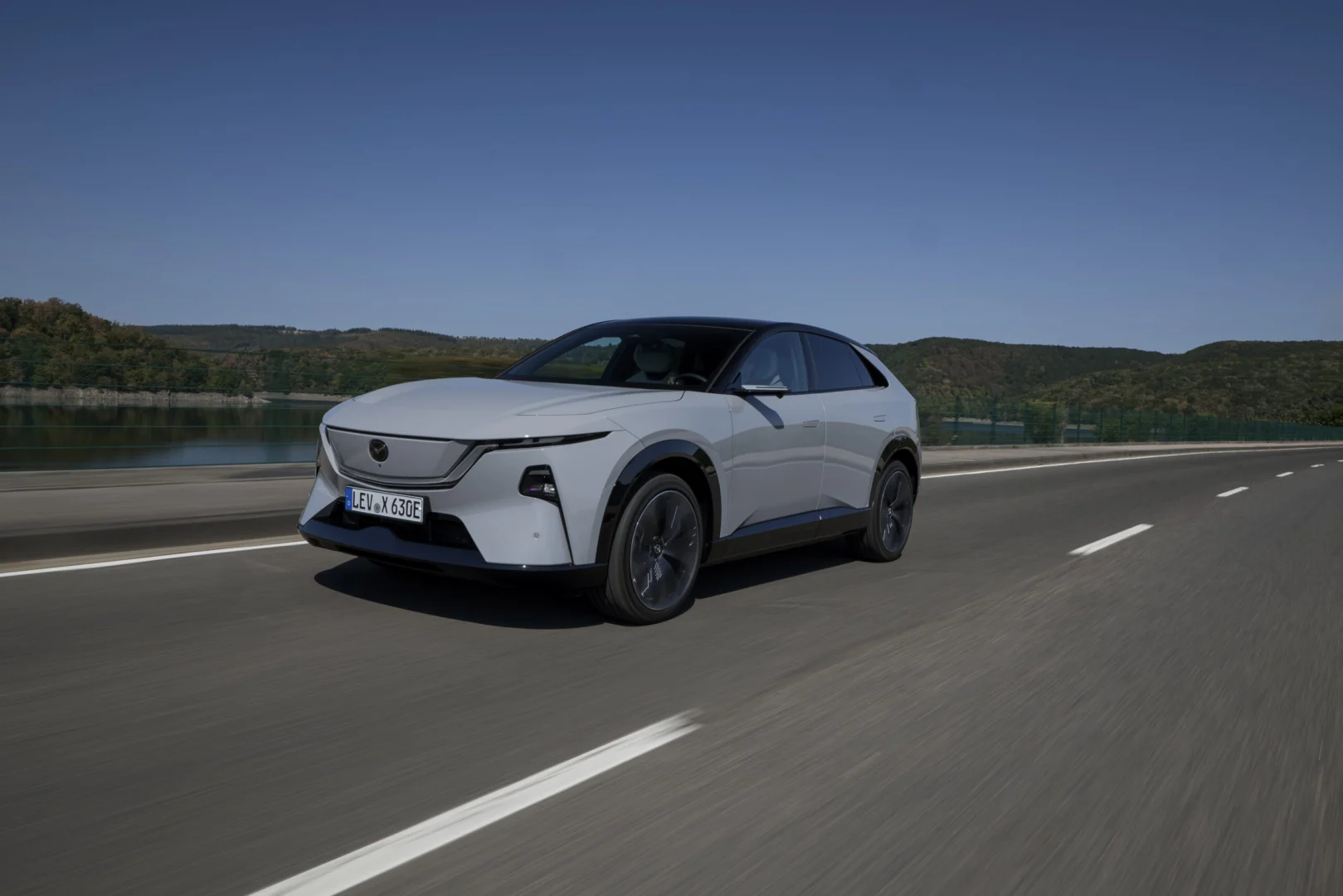 Mazda CX-6e prichádza do Európy ako elektrické SUV s dojazdom 484 km