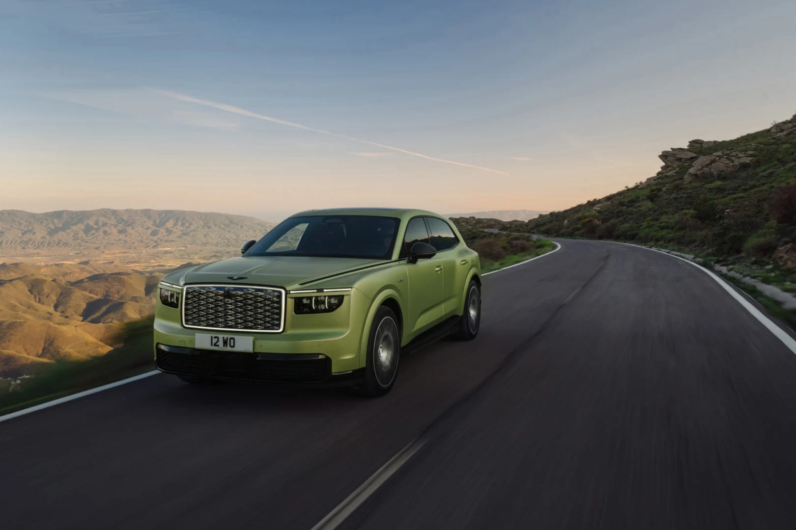 Bentley predstavil Torcal ako svoj štvrtý modelový rad a zároveň prvý model s čisto elektrickým pohonom. Novinka prichádza vo verziách Core a S, ponúka výkon až 888 koní, dojazd do 600 km a viaceré nové prvky v podvozku, interiéri aj výbave.