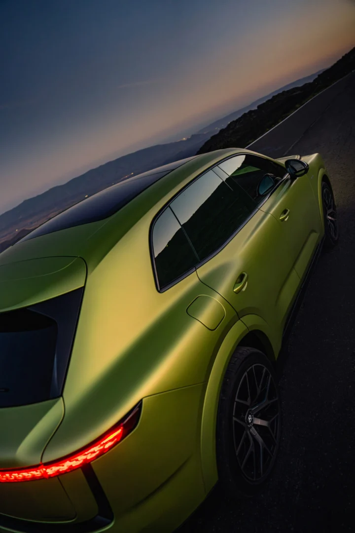 Bentley predstavil Torcal ako svoj štvrtý modelový rad a zároveň prvý model s čisto elektrickým pohonom. Novinka prichádza vo verziách Core a S, ponúka výkon až 888 koní, dojazd do 600 km a viaceré nové prvky v podvozku, interiéri aj výbave.