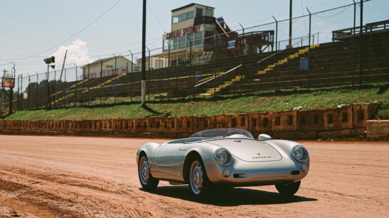 Hedley Studios spolu s Porsche pripravil oficiálne licencovanú podobu Porsche 550 Spyder v podobe modelu 550 J. Limitovaná séria 250 kusov, elektrický pohon, ručná výroba v Británii a množstvo možností prispôsobenia ju cieli na zberateľov a dizajnových nadšencov.