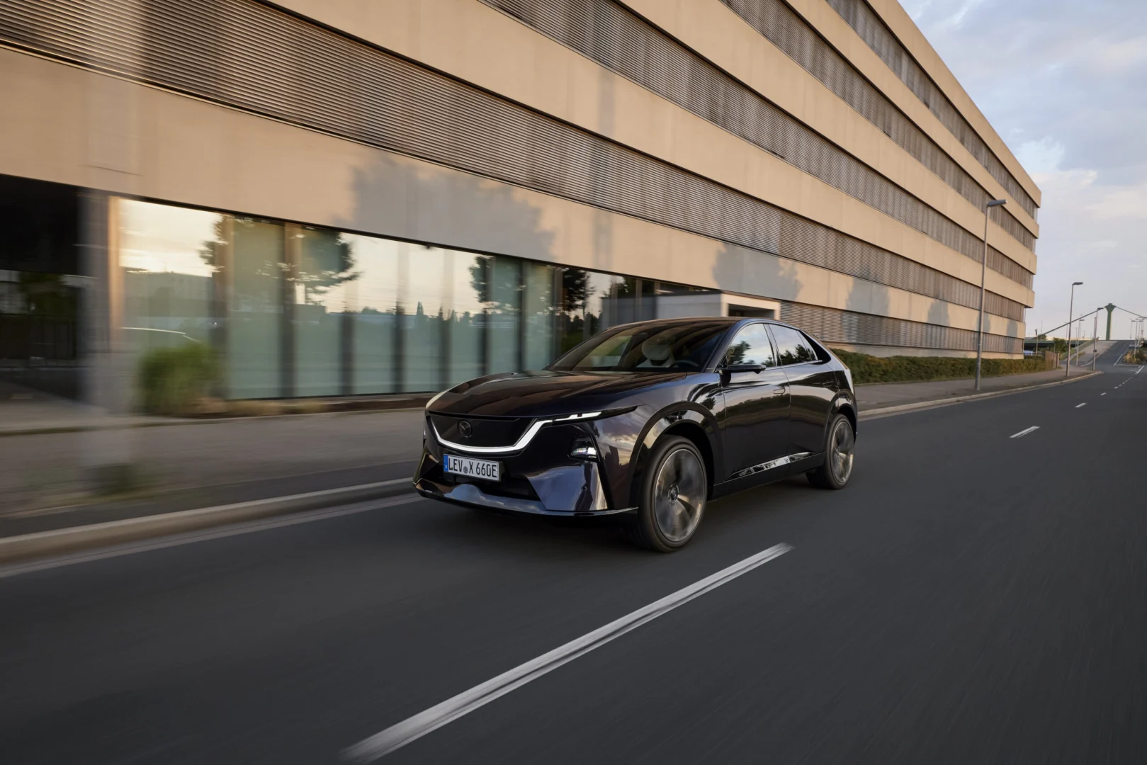 Mazda CX-6e prichádza do Európy ako elektrické SUV s dojazdom 484 km