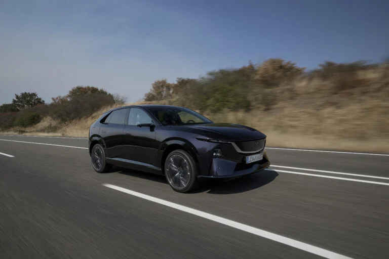 Mazda CX-6e prichádza do Európy ako elektrické SUV s dojazdom 484 km
