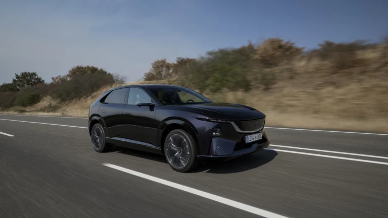 Mazda CX-6e prichádza do Európy ako elektrické SUV s dojazdom 484 km