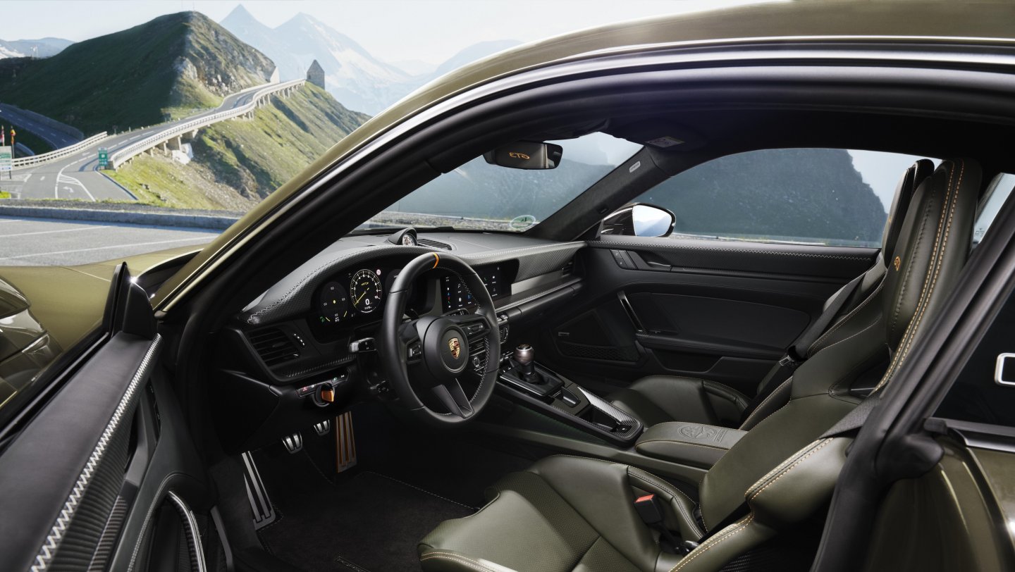 Porsche uvádza novú trhovú edíciu 911 GT3 Bergsport pre zákazníkov v Rakúsku, Francúzsku, Taliansku a Švajčiarsku. Špeciál má dizajn inšpirovaný Alpami, prvky z programu Exclusive Manufaktur, manuálnu šesťstupňovú prevodovku a premiéru na Arosa ClassicCar 4. septembra 2026.