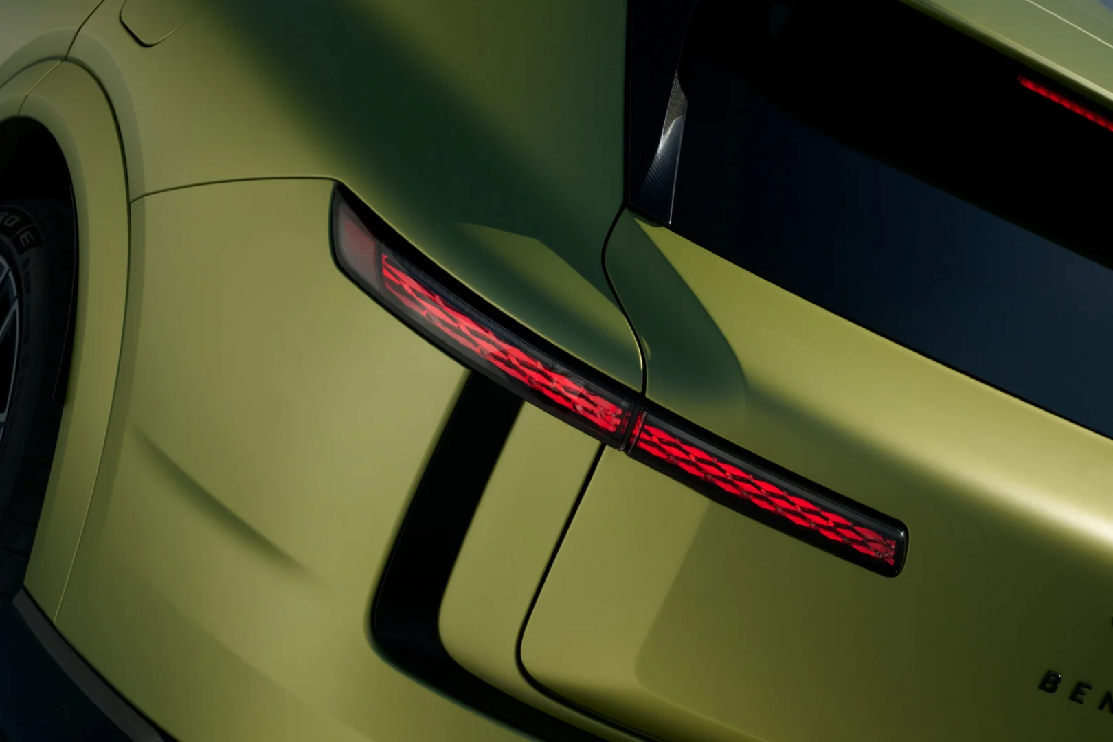 Bentley predstavil Torcal ako svoj štvrtý modelový rad a zároveň prvý model s čisto elektrickým pohonom. Novinka prichádza vo verziách Core a S, ponúka výkon až 888 koní, dojazd do 600 km a viaceré nové prvky v podvozku, interiéri aj výbave.