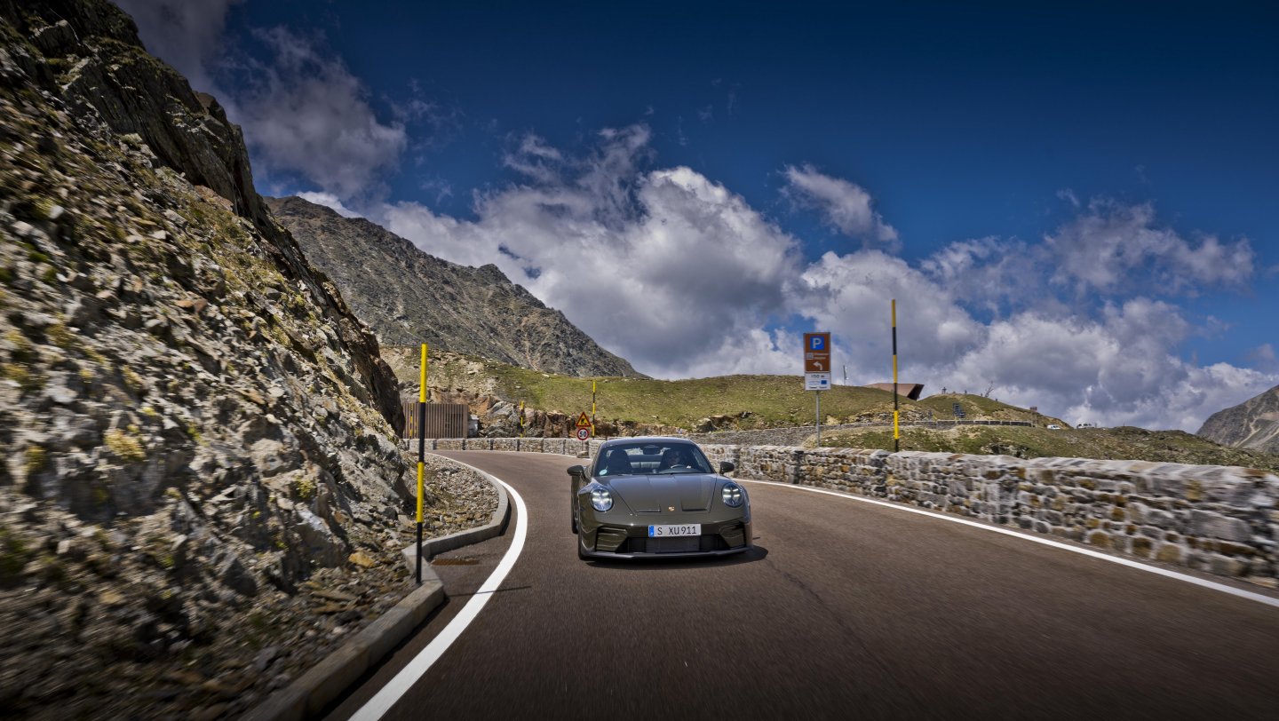 Porsche uvádza novú trhovú edíciu 911 GT3 Bergsport pre zákazníkov v Rakúsku, Francúzsku, Taliansku a Švajčiarsku. Špeciál má dizajn inšpirovaný Alpami, prvky z programu Exclusive Manufaktur, manuálnu šesťstupňovú prevodovku a premiéru na Arosa ClassicCar 4. septembra 2026.