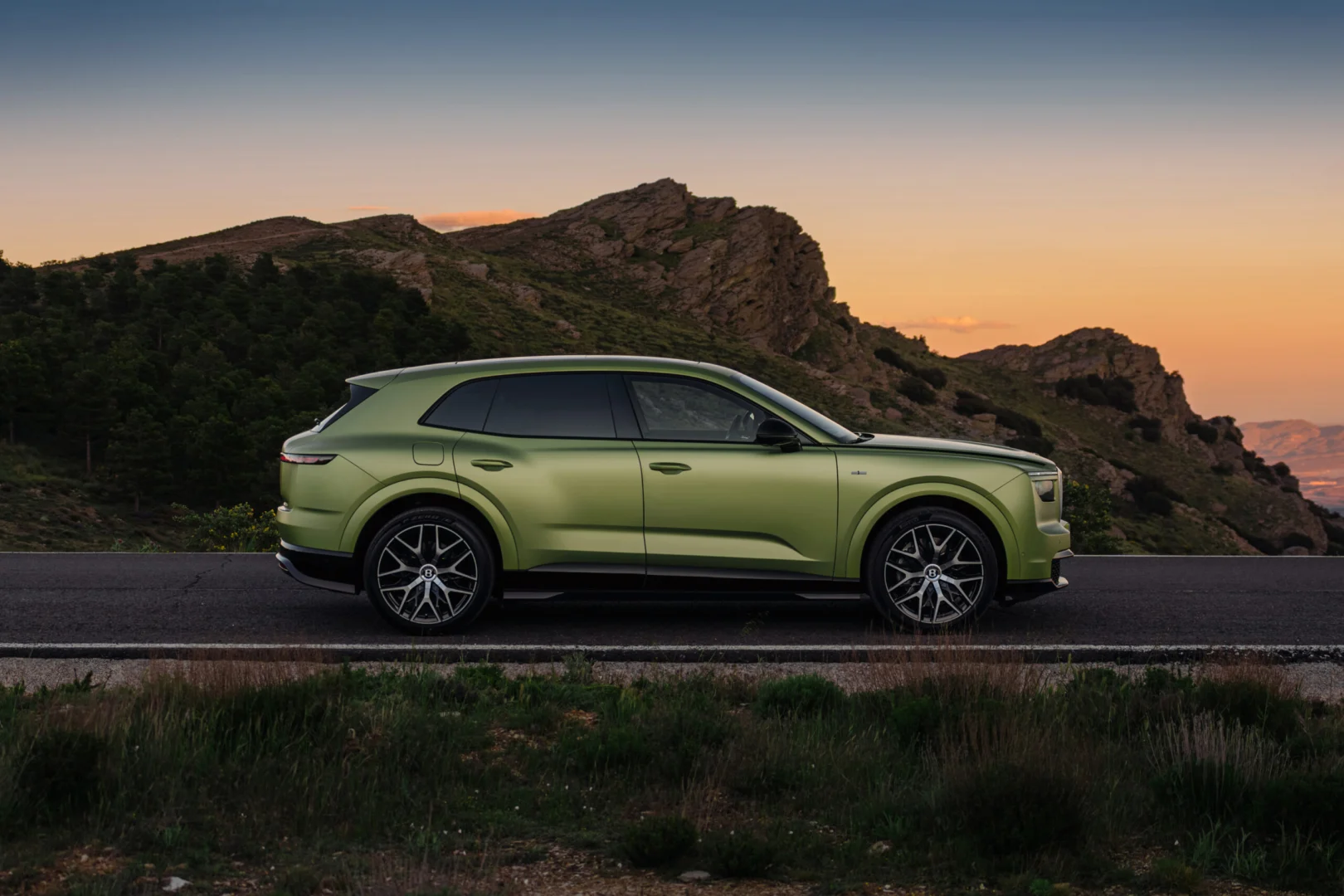 Bentley predstavil Torcal ako svoj štvrtý modelový rad a zároveň prvý model s čisto elektrickým pohonom. Novinka prichádza vo verziách Core a S, ponúka výkon až 888 koní, dojazd do 600 km a viaceré nové prvky v podvozku, interiéri aj výbave.